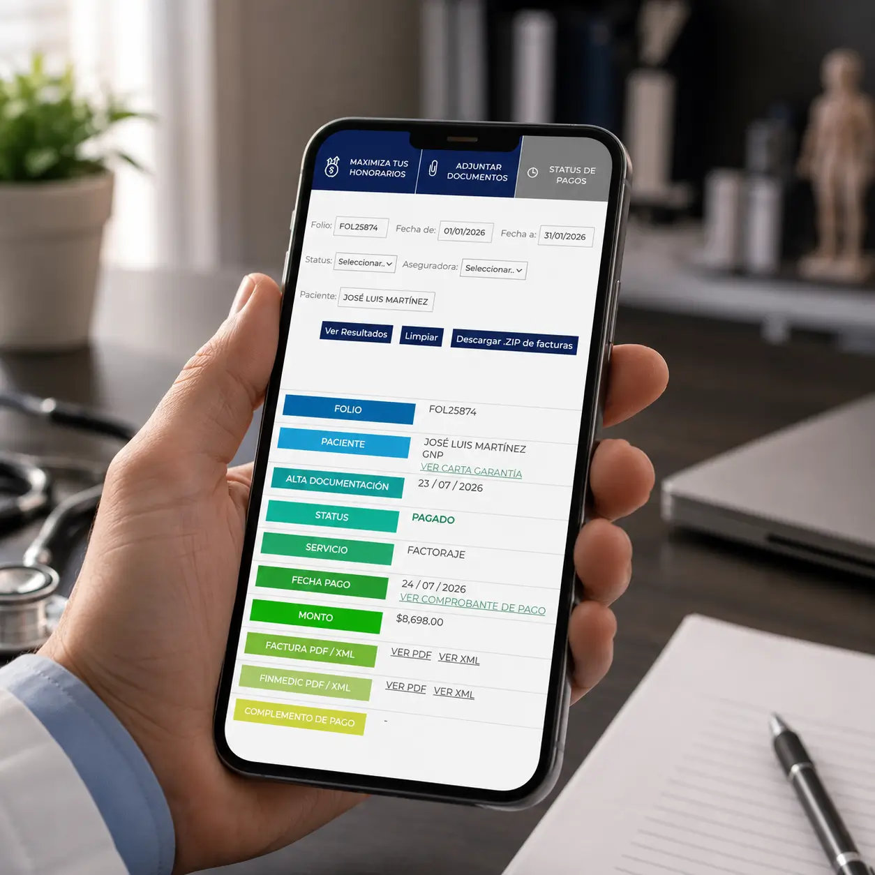 Médico consultando el estatus de sus trámites con aseguradoras en el portal de Finmedic